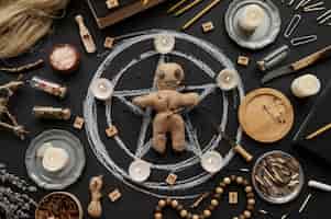 Foto gratuita bambola e candele voodoo piatte