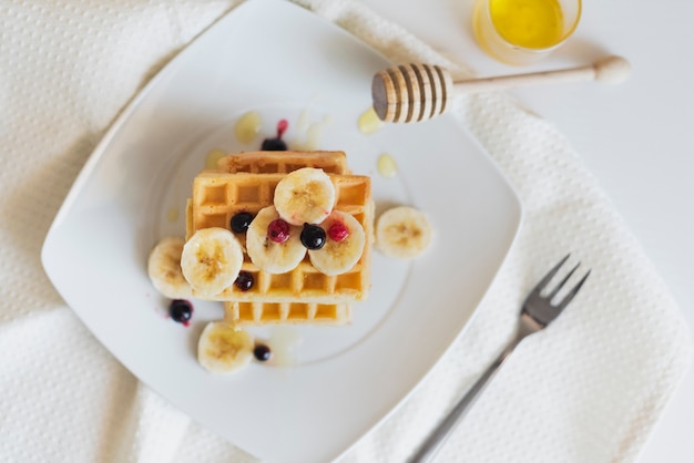 Free photo flat lay of waffers with fruits and honey