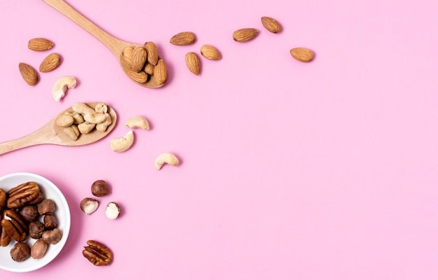 Free photo flat lay of walnuts with cashews and almonds