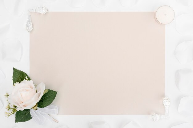 白い花飾り付きフラットレイアウトのウェディングカード