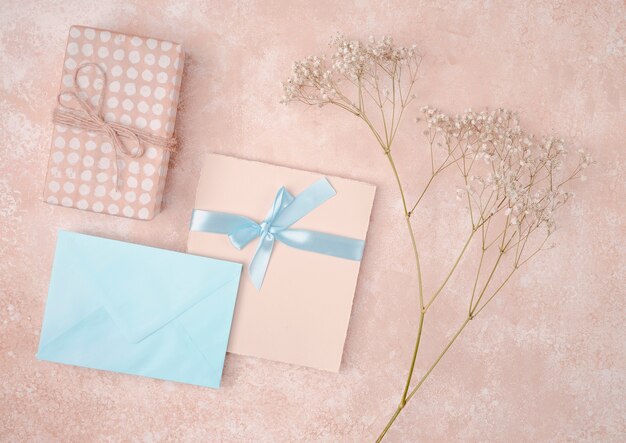 青い封筒とフラットレイアウトの結婚式の招待状