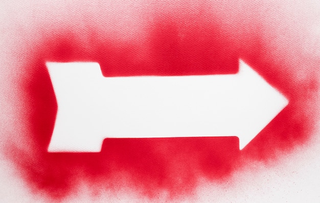 Foto gratuita freccia bianca piatta con contorno rosso spruzzato