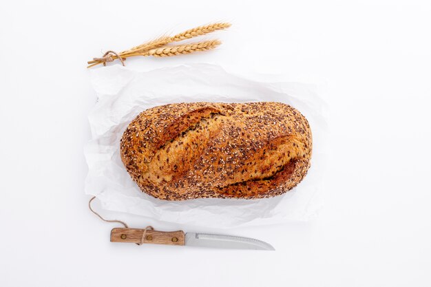 Плоский клад цельнозерновой хлеб и нож