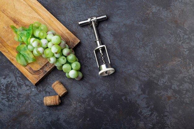Плоская лежанка для вина с зеленым виноградом