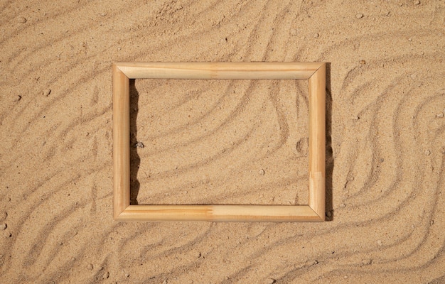 Плоская деревянная рама на песке