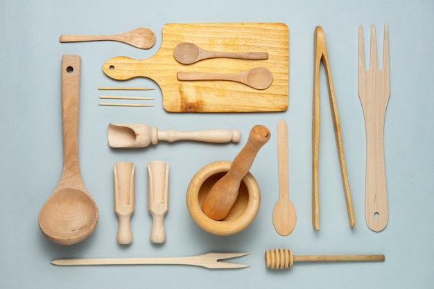 Foto gratuita assortimento di utensili da cucina in legno piatto