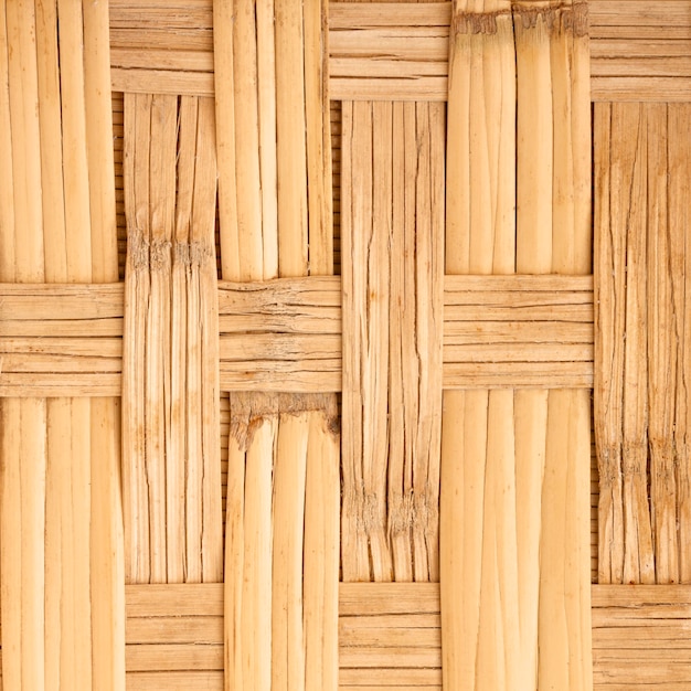 Плоская деревянная соломенная корзина