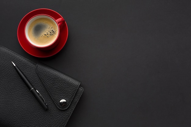 Foto gratuita lay piatto di scrivania con agenda e tazza di caffè