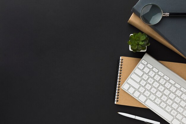 Плоская планировка рабочего места с ноутбуком и клавиатурой