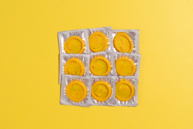 Плоские желтые презервативы