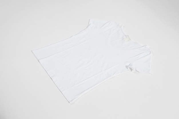 Плоская белая рубашка