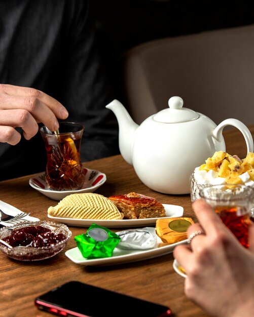 Ароматизированный чай с джемом и национальными сладостями