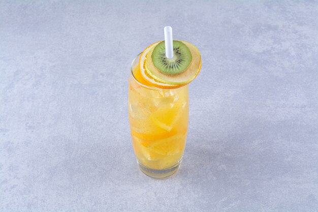 Ароматный стакан апельсинового сока на мраморном столе.