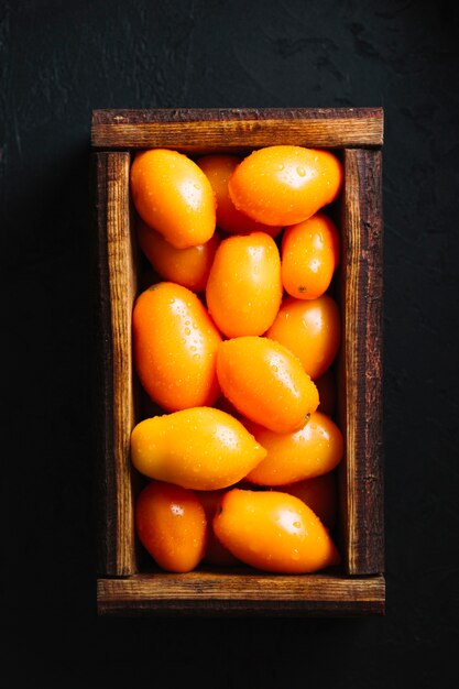バスケットトップビューで風味豊かなオレンジトマト