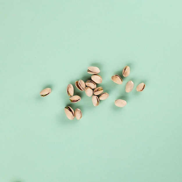 Free photo flavorful roasted pistachios in shell