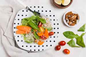 Бесплатное фото Выложить тарелку с салатом и другой здоровой пищей