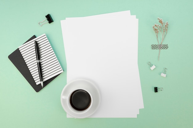 Foto gratuita flay laici di carte sulla scrivania con penna e tazza di caffè