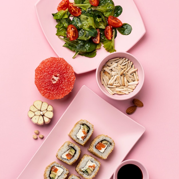 Флекситарная диета с салатом и суши Flat Lay