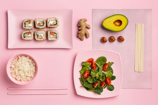 Foto gratuita dieta flessibile con vista dall'alto di insalata