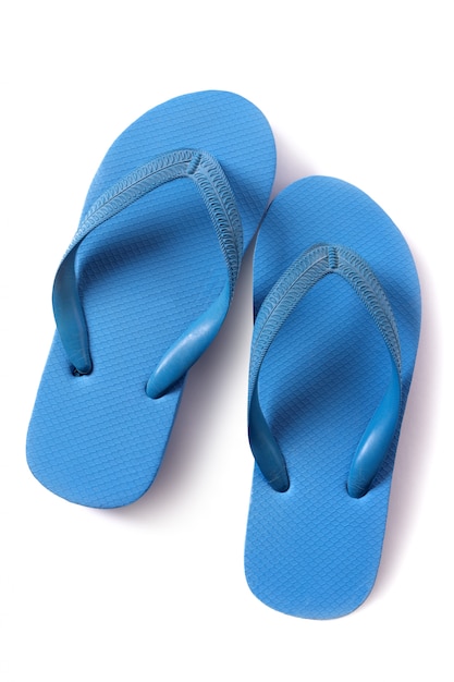Foto gratuita blu dei sandali di flip-flop isolato su fondo bianco