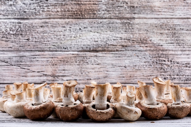Перевернутые грибы на деревянном столе. вид сбоку.