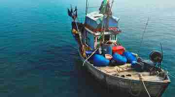 Foto gratuita concetto di pesca in mare in barca galleggiante