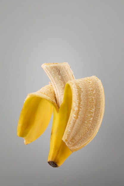 Бесплатное фото Плавающий нарезанный банан с четким фоном