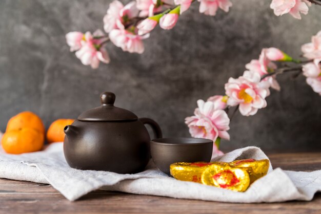 茶と花の中国の新年装飾