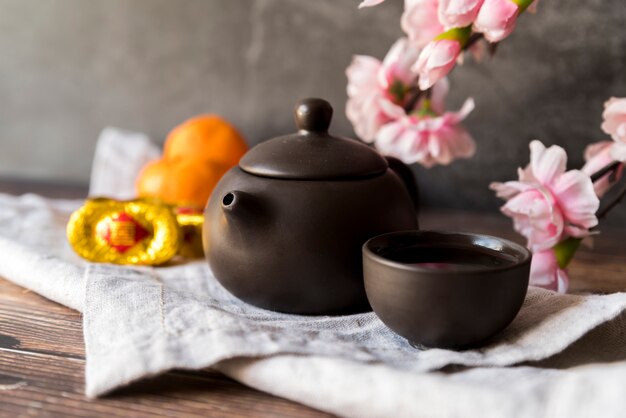 茶と花の中国の新年装飾