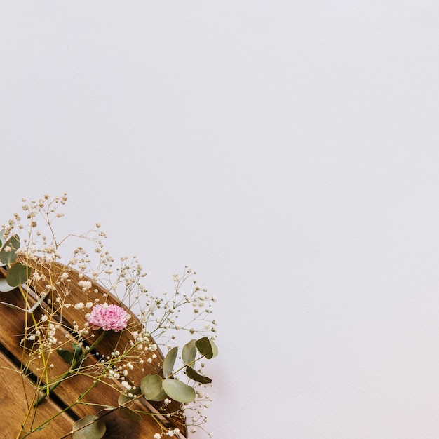 Free photo floral composition on round wooden board