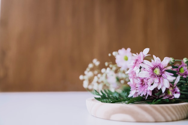 左にスペースがある花のコンポジション