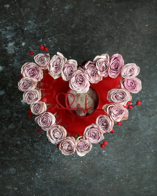 Free photo floral decor heart shaped light-pink roses