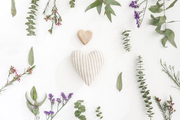 Free photo floral decoration with hearts