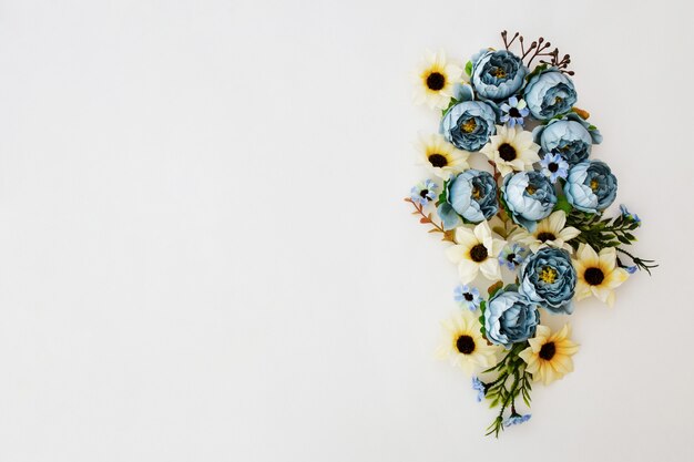흰색 배경에 파란색 모란 꽃 봉오리로 만든 꽃 프레임 화환