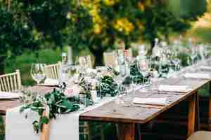 Free photo floral garland of eucalyptus and pink flowers lies on the table