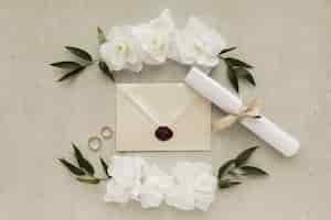 無料写真 婚約指輪と招待状の花飾り