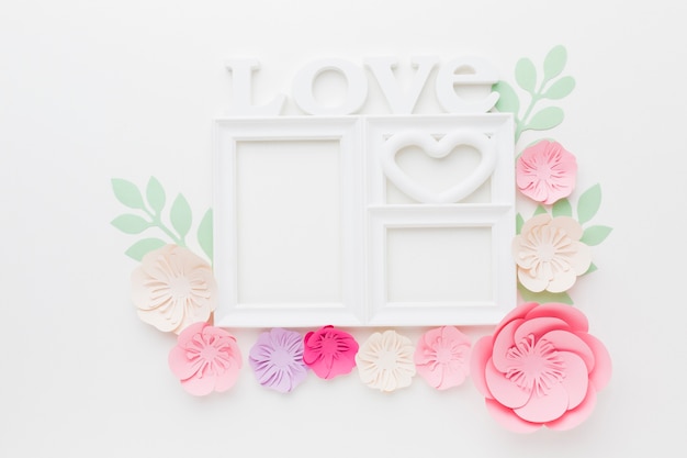 愛のフレームと花の紙飾り