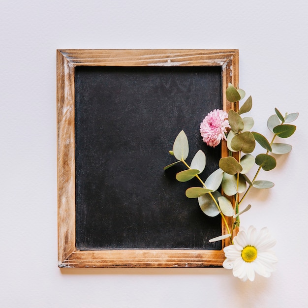 Free photo floral slate composition with wildflowers