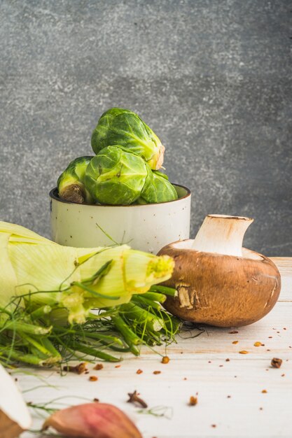 Зеленая кухня с деревянной столешницей