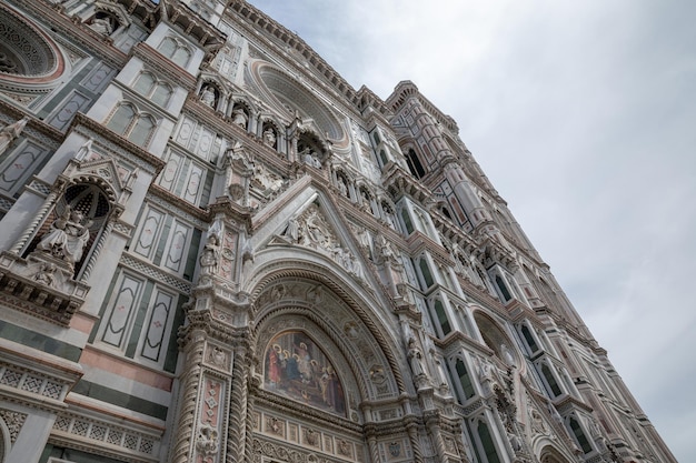 Флоренция, италия - 24 июня 2018: крупным планом вид на фасад cattedrale di santa maria del fiore (собор святой марии цветка) - собор флоренции