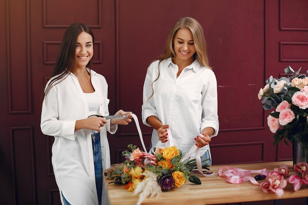 Il fiorista crea un bellissimo bouquet in uno studio