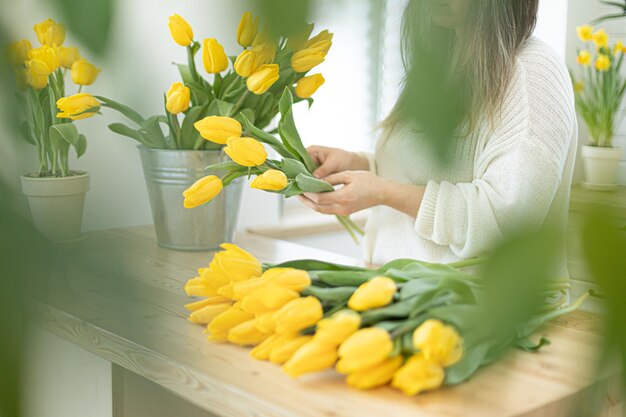 Флорист делает красивый букет тюльпанов