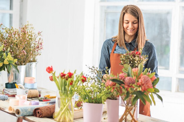 別の花の花束を作る花屋