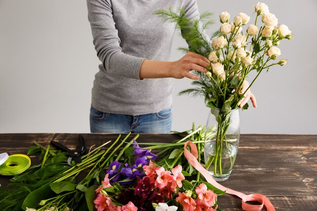 花瓶に花束の花を作る花屋