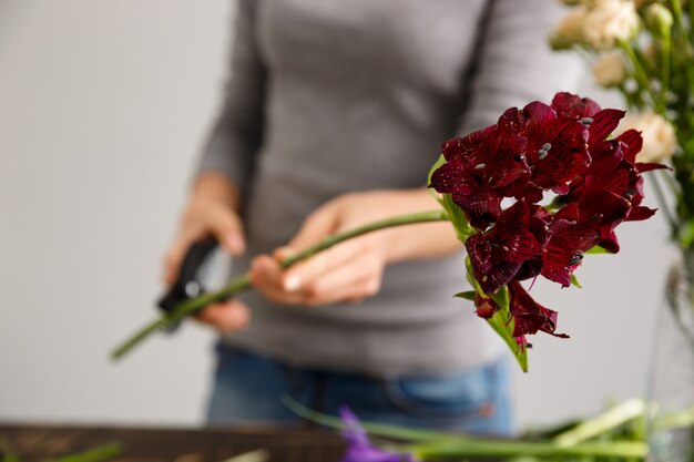 花瓶に花束の花を作る花屋