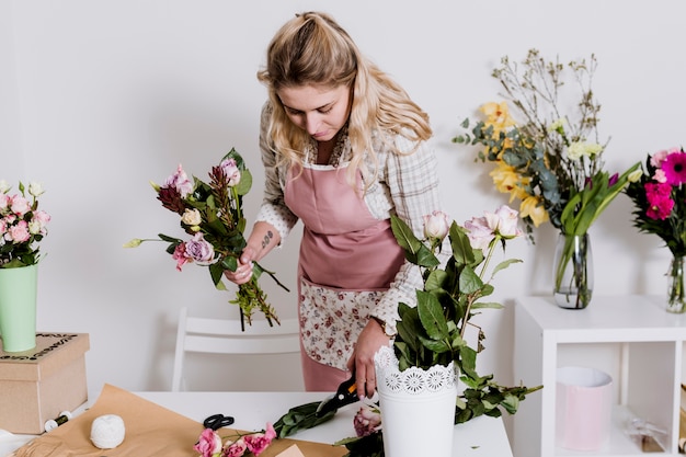Бесплатное фото Флорист, делающий букет цветов