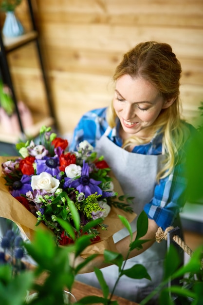 Foto gratuita fioraio al lavoro