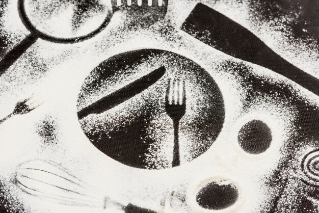 Мука на черном фоне с формами кухонных элементов