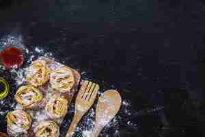 Free photo flour on pasta and utensils