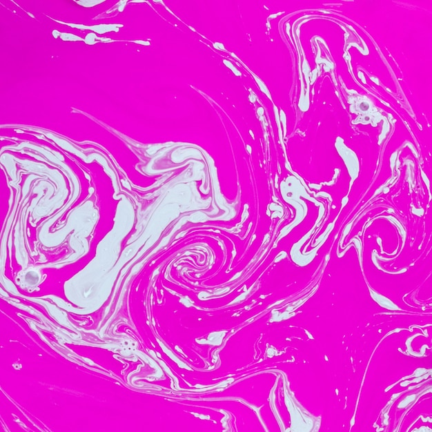 白とピンクのペンキの抽象的な背景の流れ
